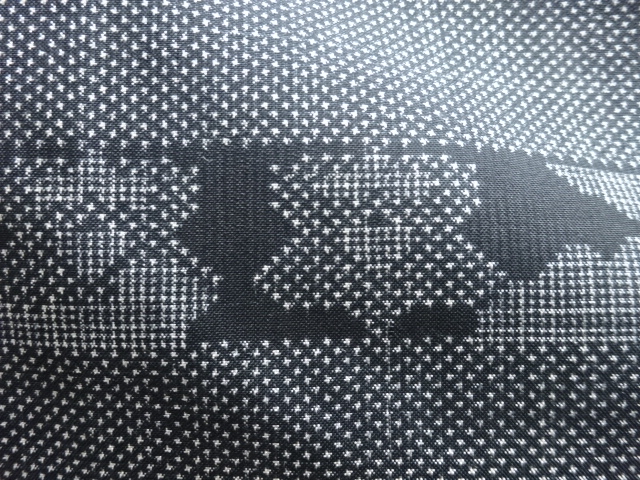 アンティーク　横段に抽象模様織出し本場泥大島紬着物（5マルキ）